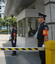 執勤中的巡邏保安